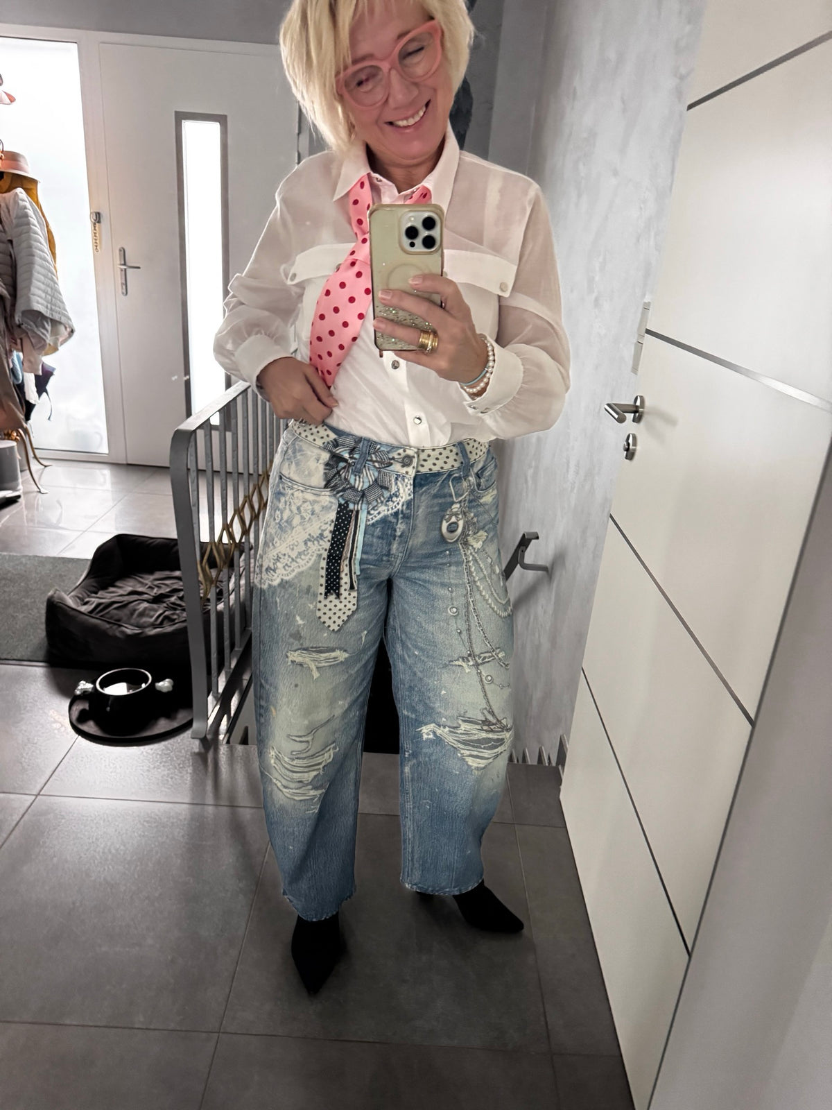 Rosa Krawatte mit roten Punkten