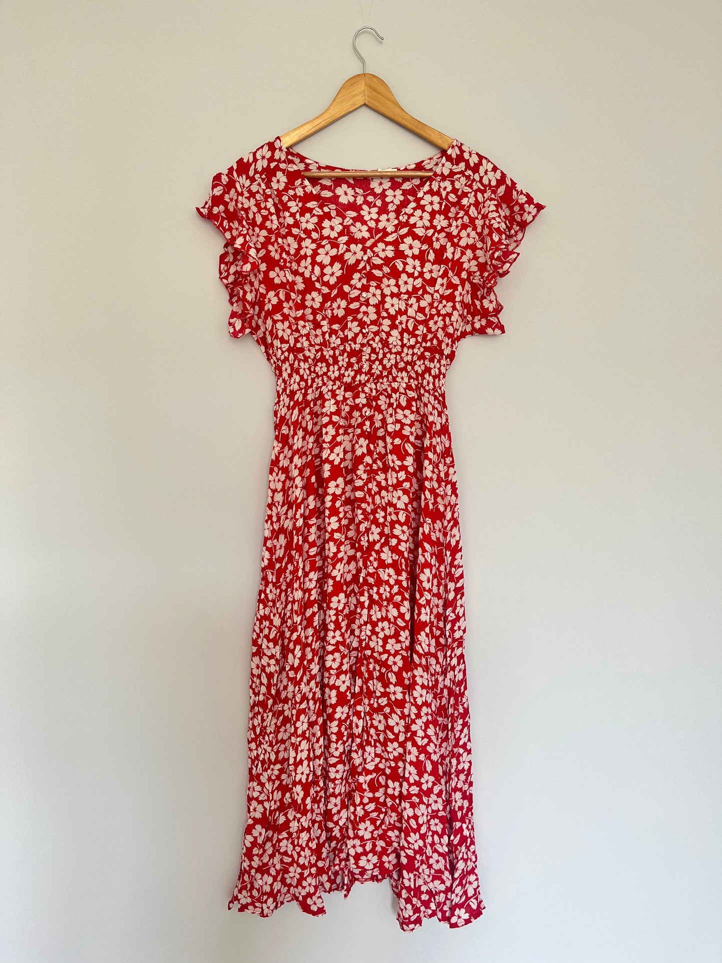 Rotes Kleid mit Blumenmuster