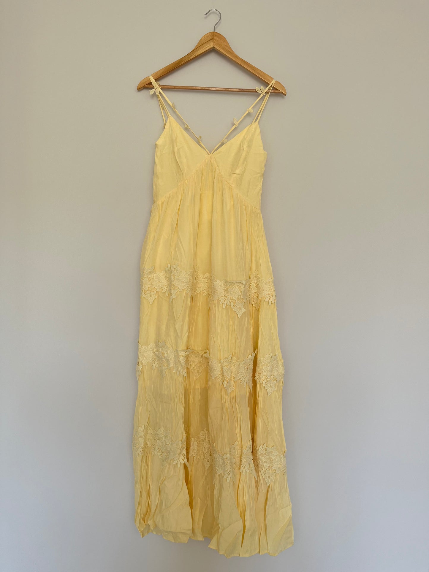 Langes Kleid mit Spitzendetails