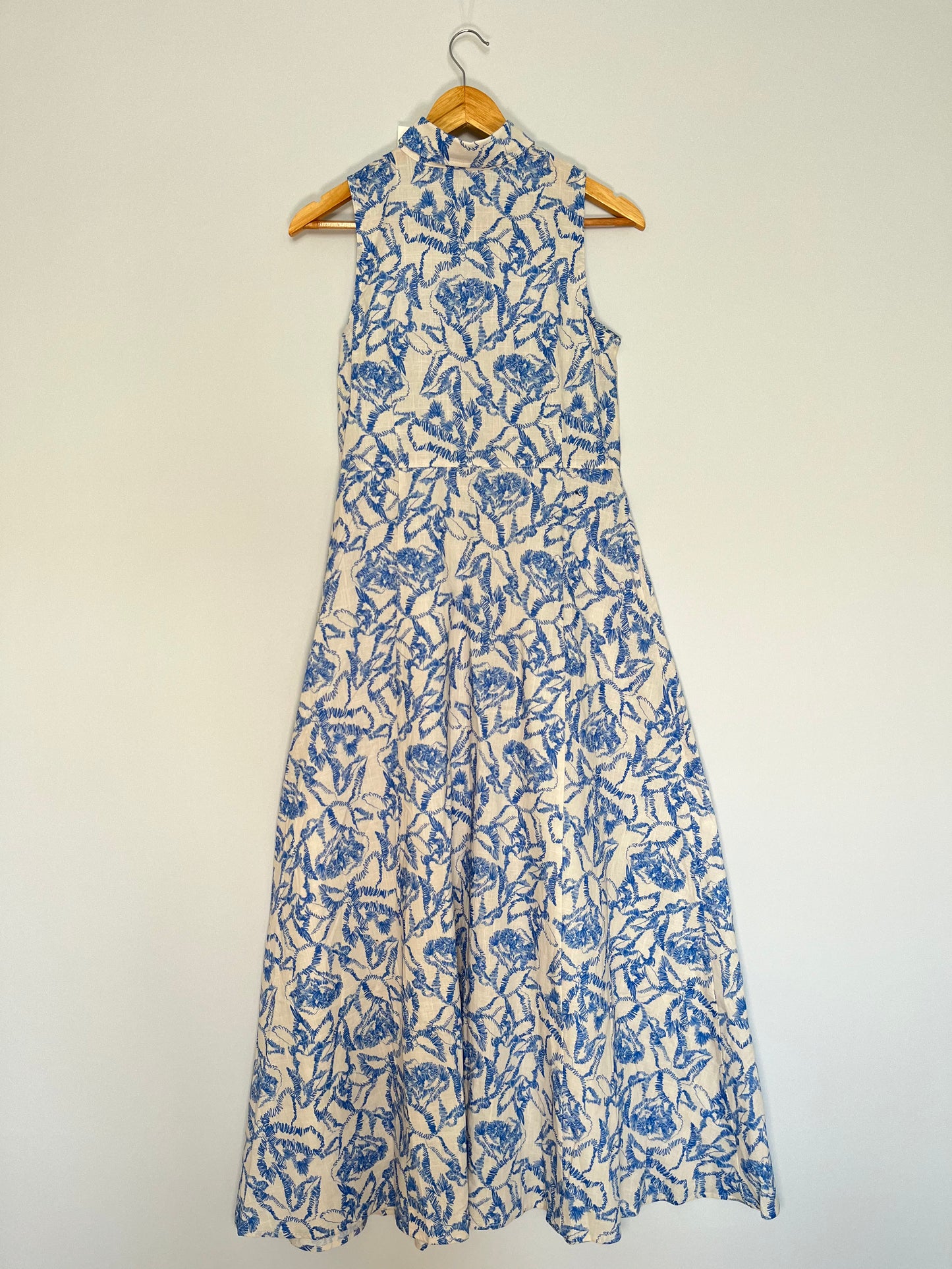 Blau-weißes Kleid mit Blumenmuster