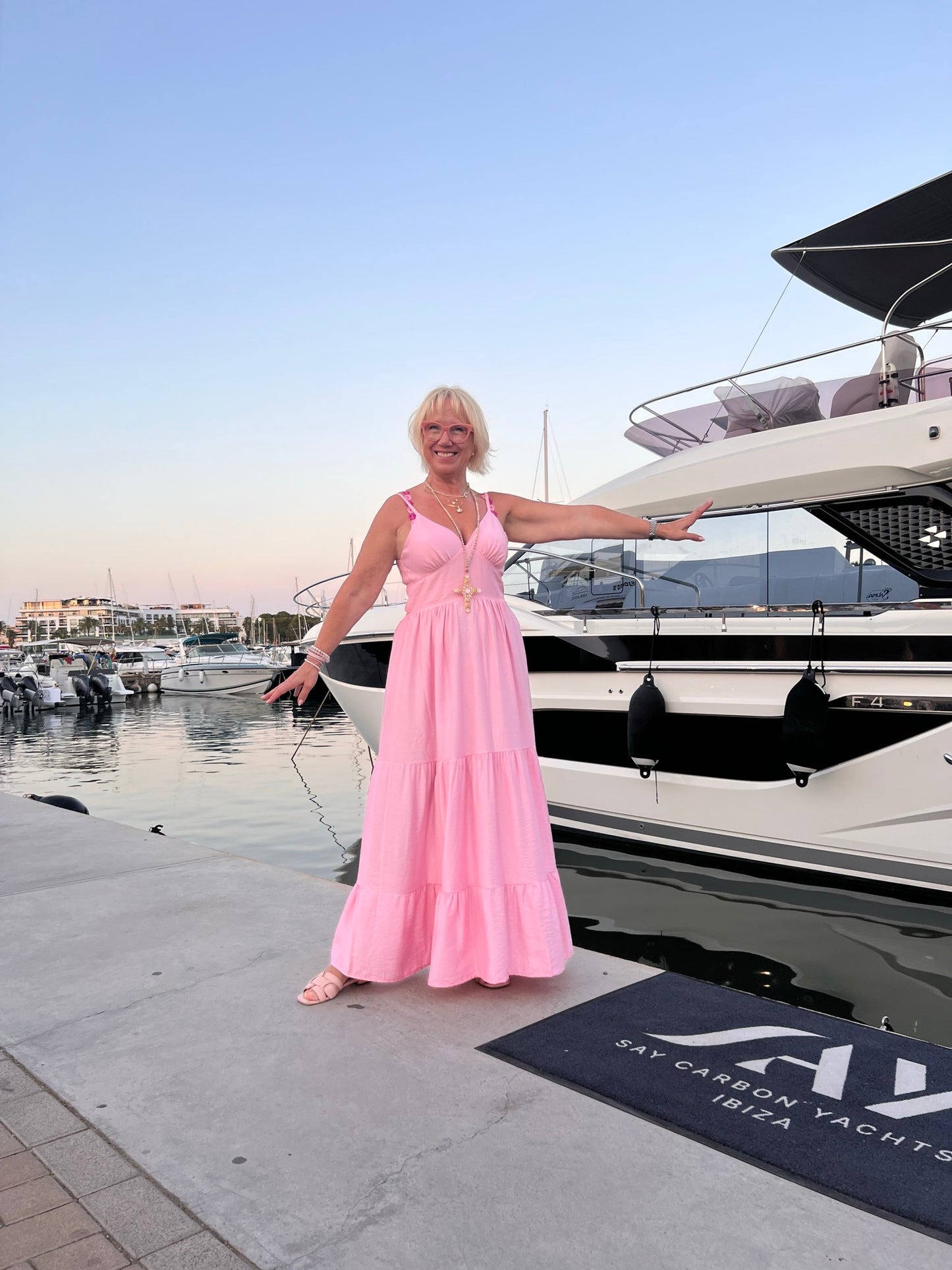 Langes Kleid mit Spitzendetails