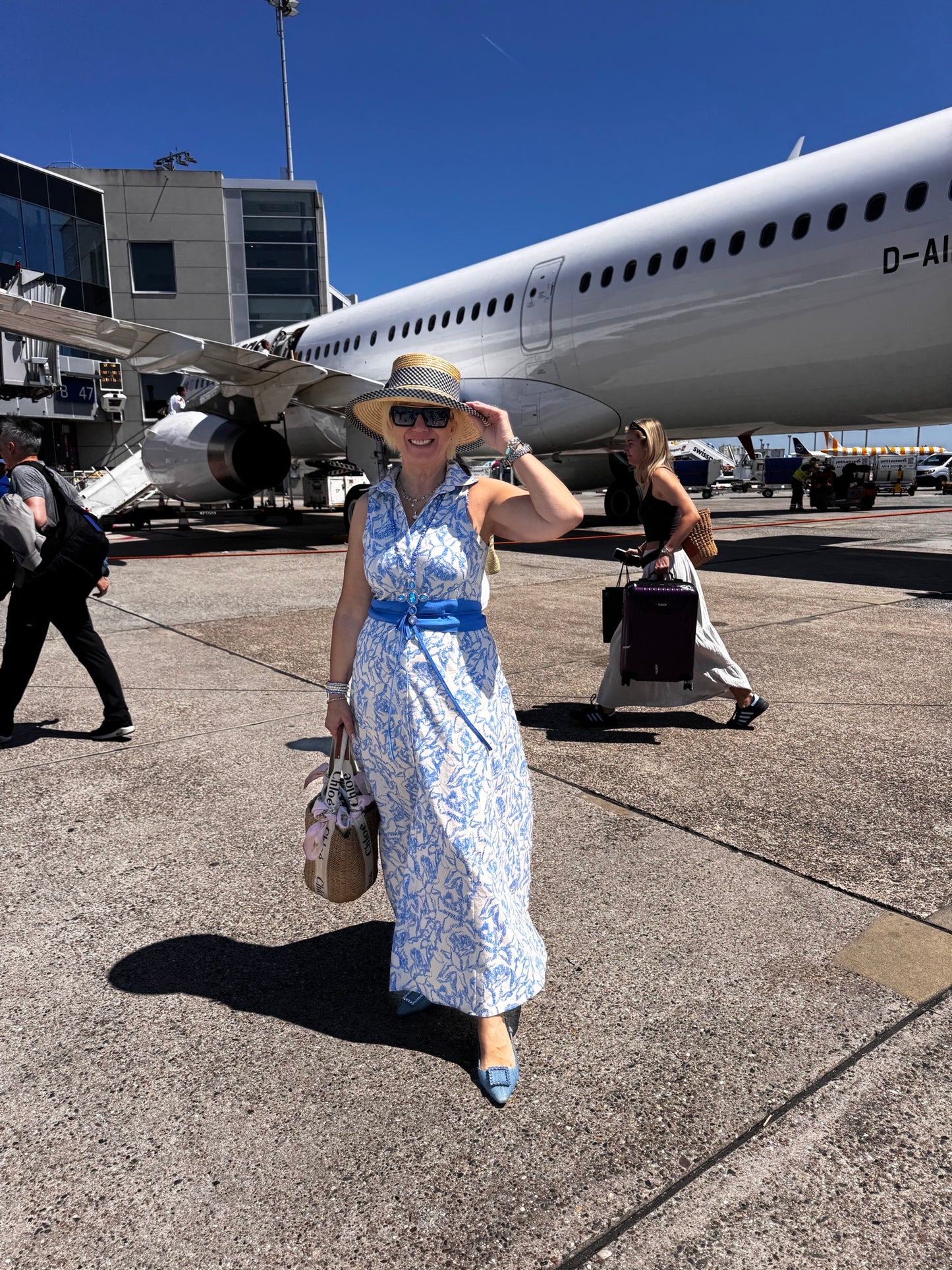 Blau-weißes Kleid mit Blumenmuster