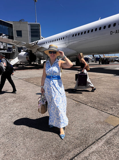 Blau-weißes Kleid mit Blumenmuster