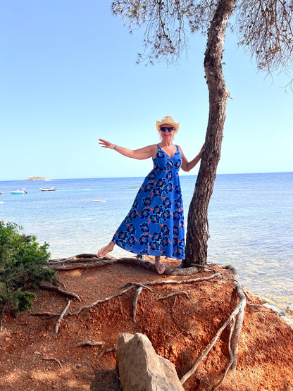 Langes blaues Kleid mit Blumenmuster