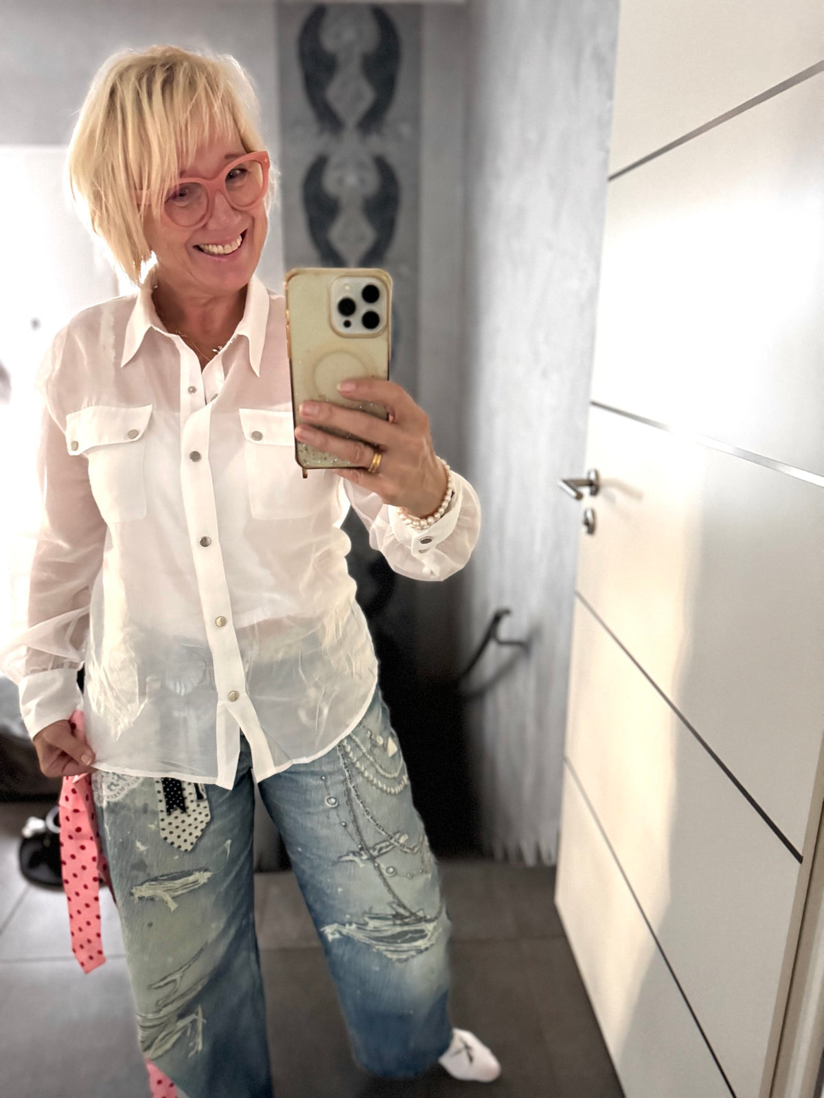 Weiße Bluse mit Druckknöpfen