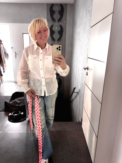 Weiße Bluse mit Druckknöpfen