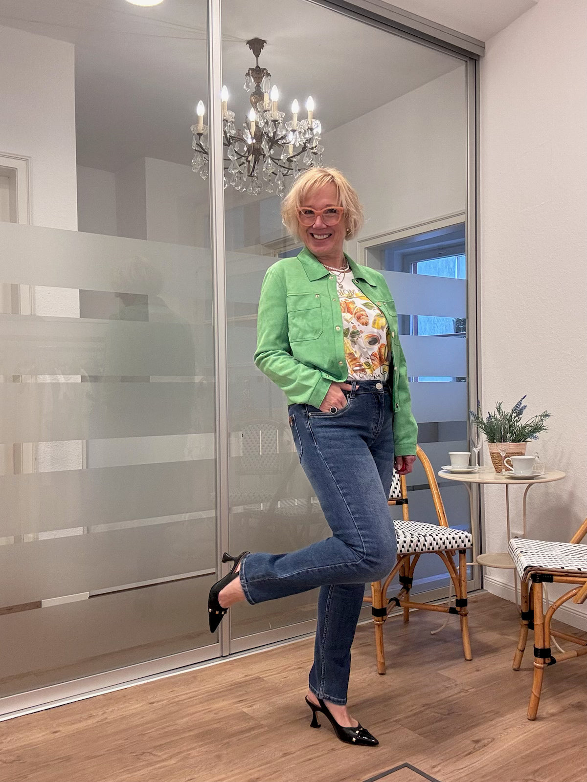 Grüne Stoffjacke Damen mit fröhlichem T-Shirt