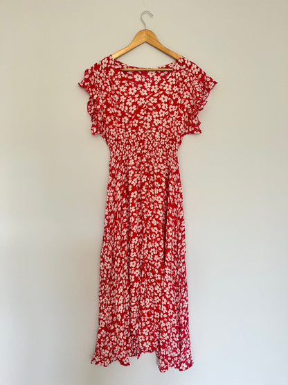 Rotes Kleid mit Blumenmuster