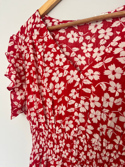Rotes Kleid mit Blumenmuster