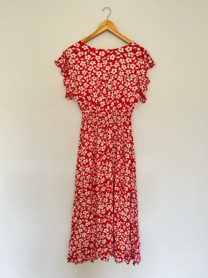 Rotes Kleid mit Blumenmuster