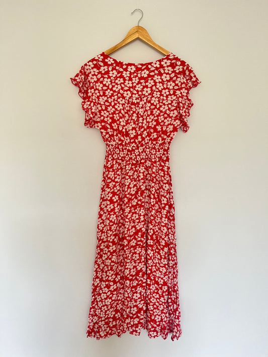 Rotes Kleid mit Blumenmuster