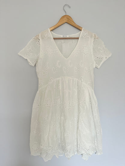 Kurzes Kleid mit Spitzendetails