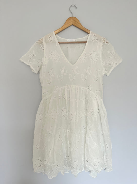Kurzes Kleid mit Spitzendetails
