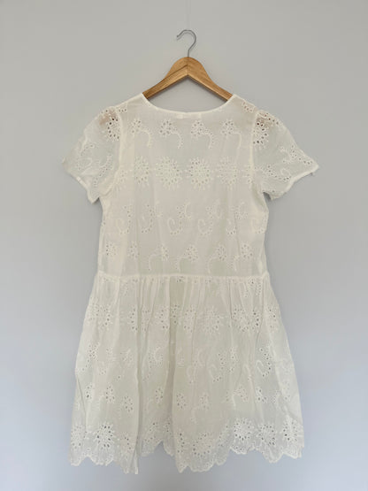 Kurzes Kleid mit Spitzendetails