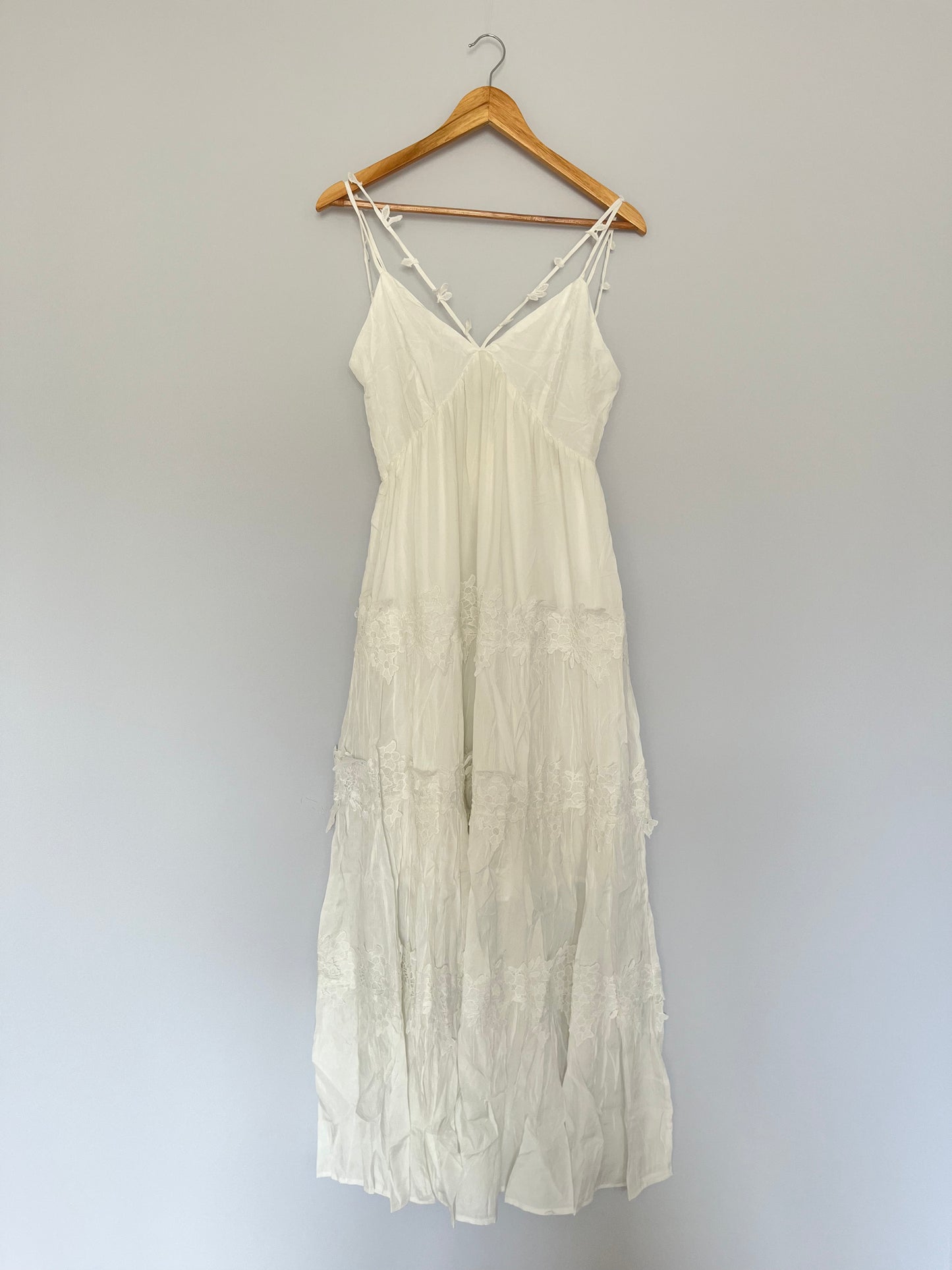 Langes Kleid mit Spitzendetails
