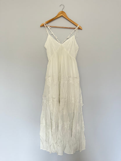 Langes Kleid mit Spitzendetails