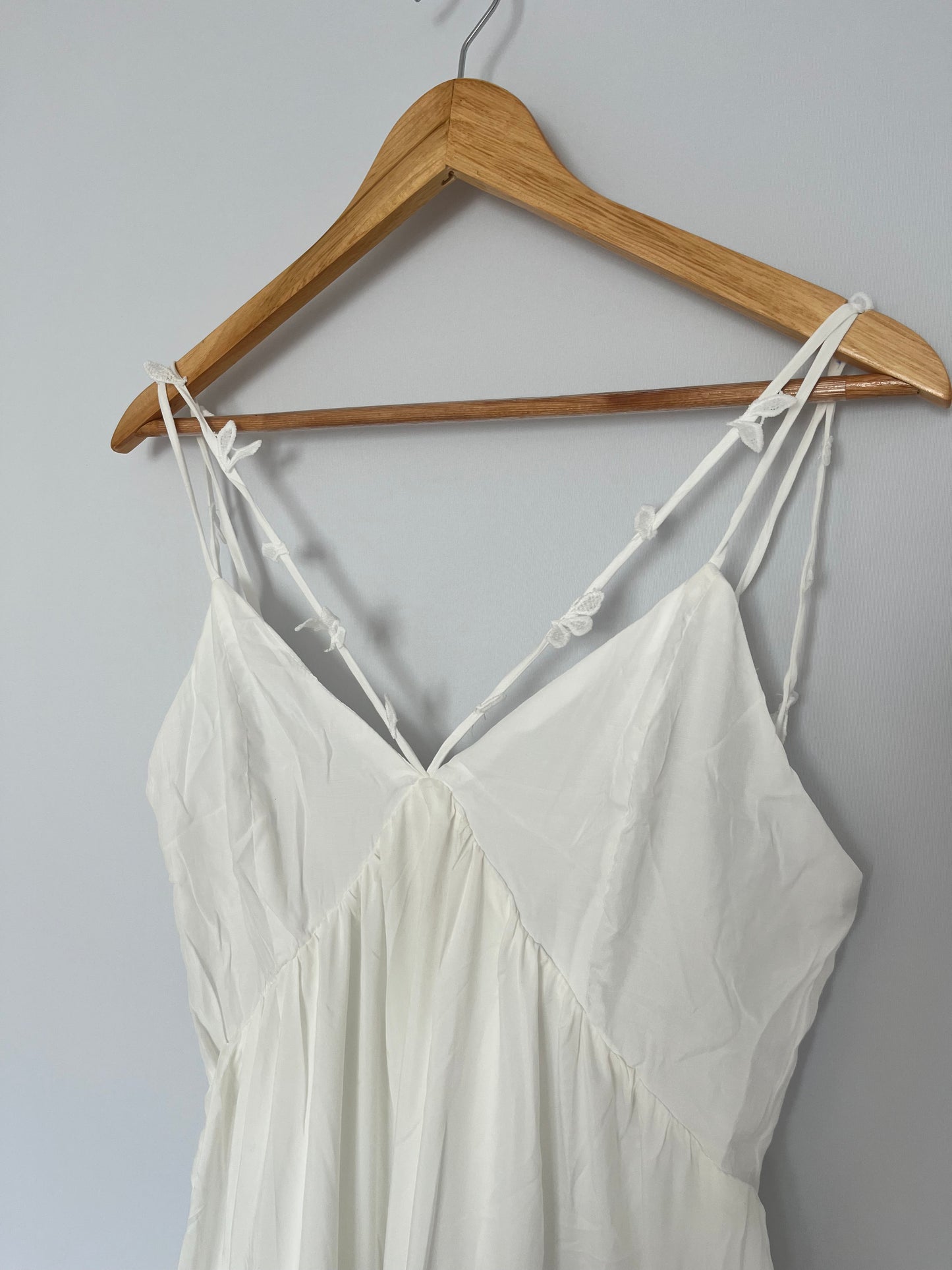 Langes Kleid mit Spitzendetails