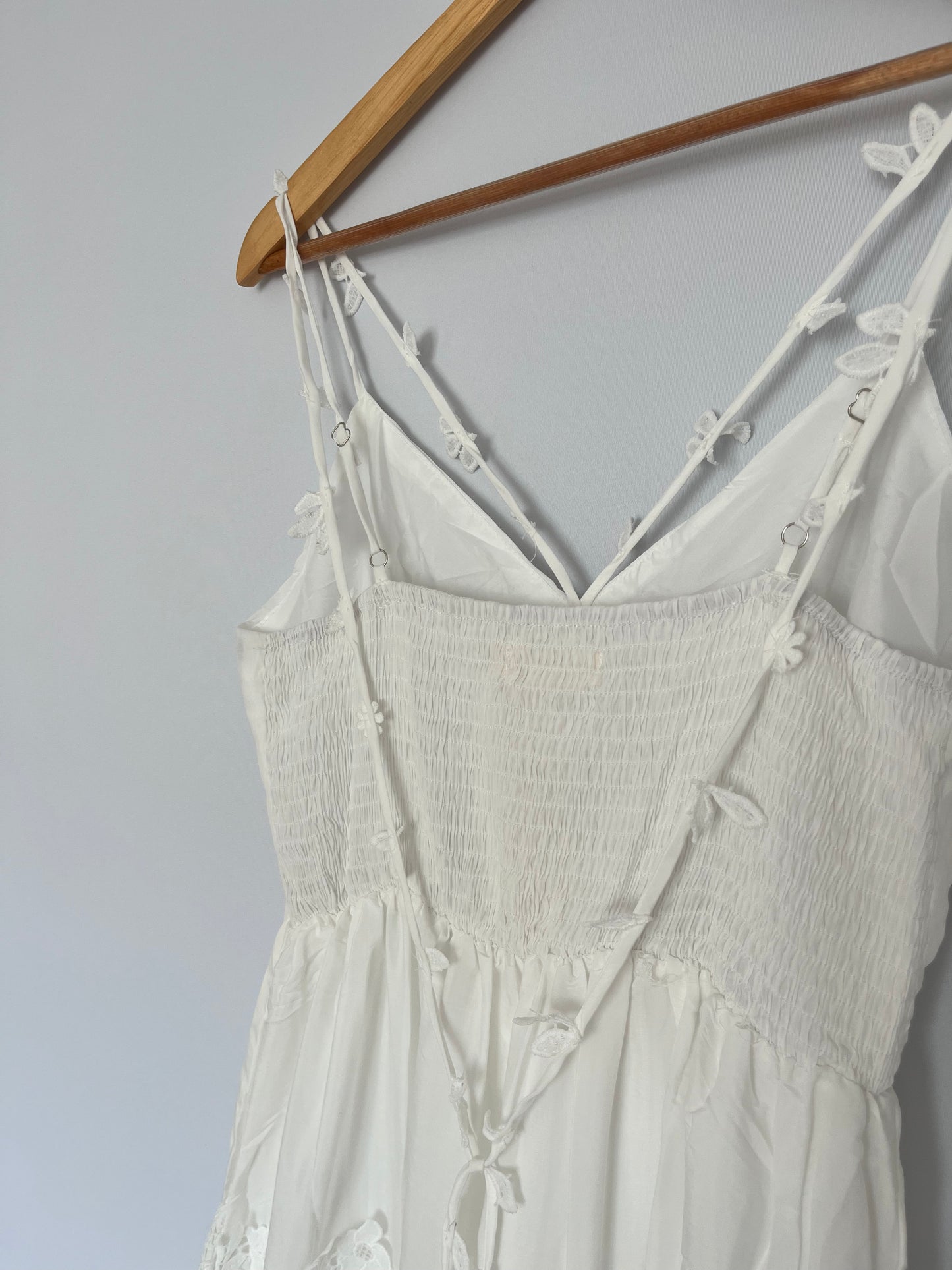 Langes Kleid mit Spitzendetails
