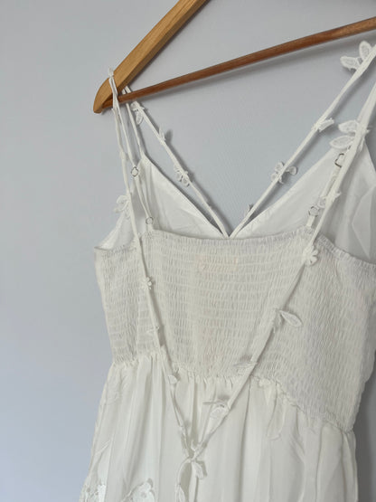 Langes Kleid mit Spitzendetails
