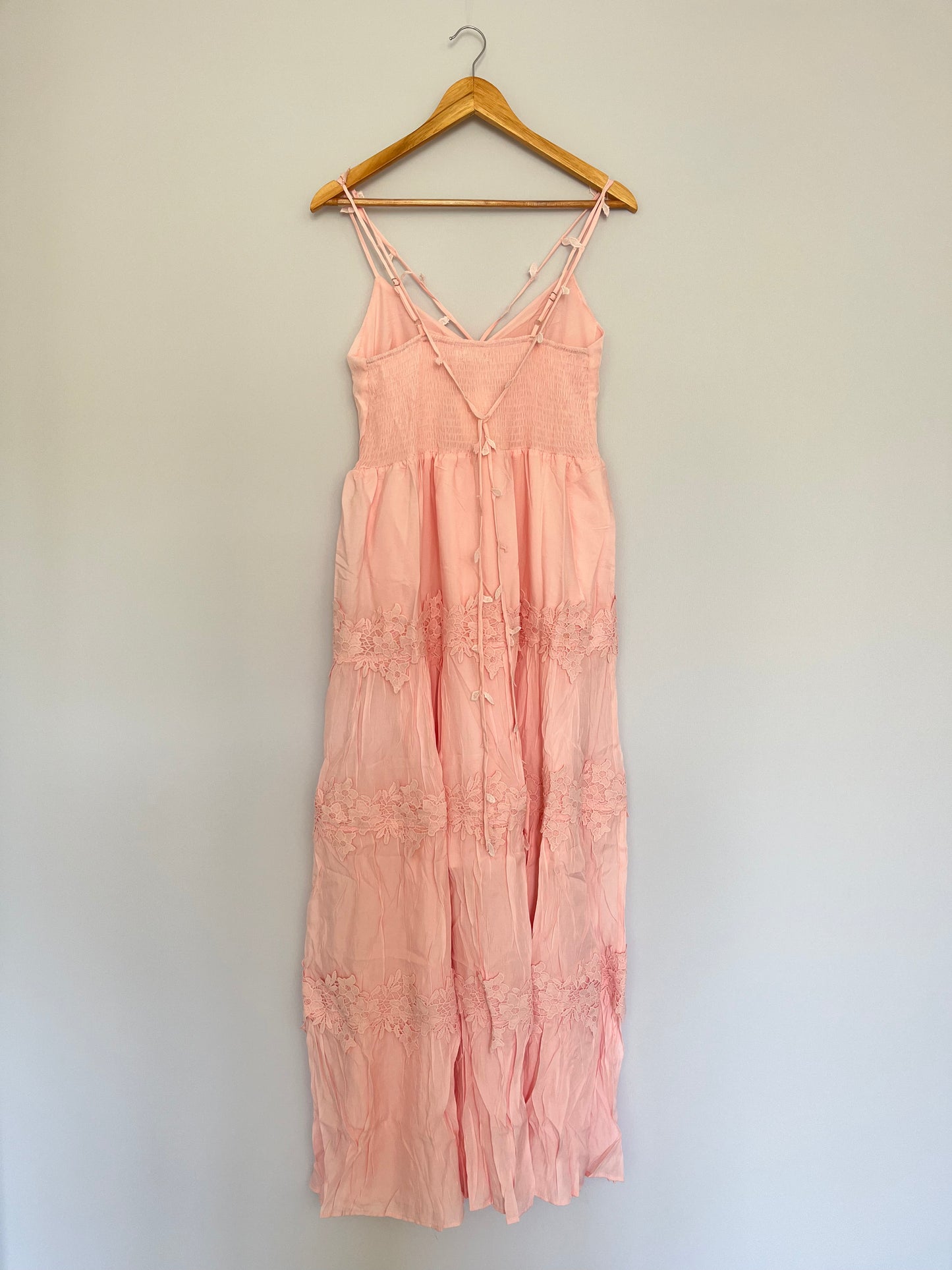Langes Kleid mit Spitzendetails