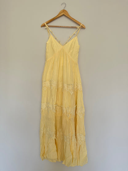 Langes Kleid mit Spitzendetails