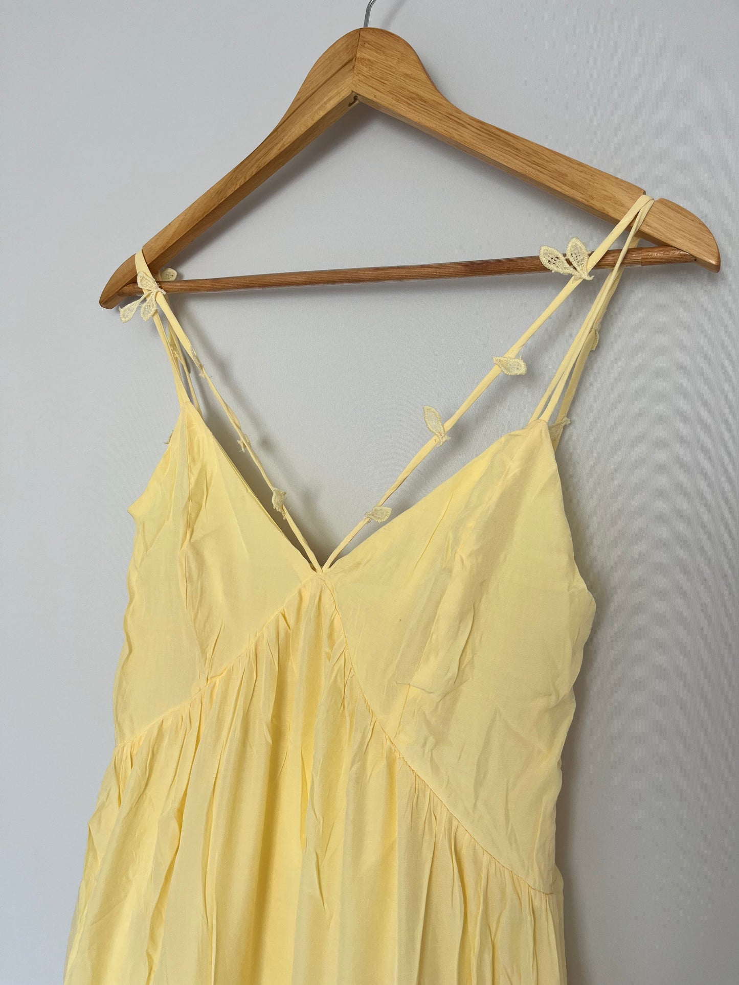 Langes Kleid mit Spitzendetails