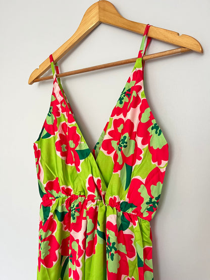 Grünes Kleid mit pinkem Blumenmuster