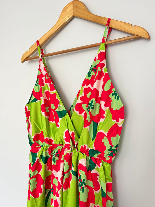 Grünes Kleid mit pinkem Blumenmuster