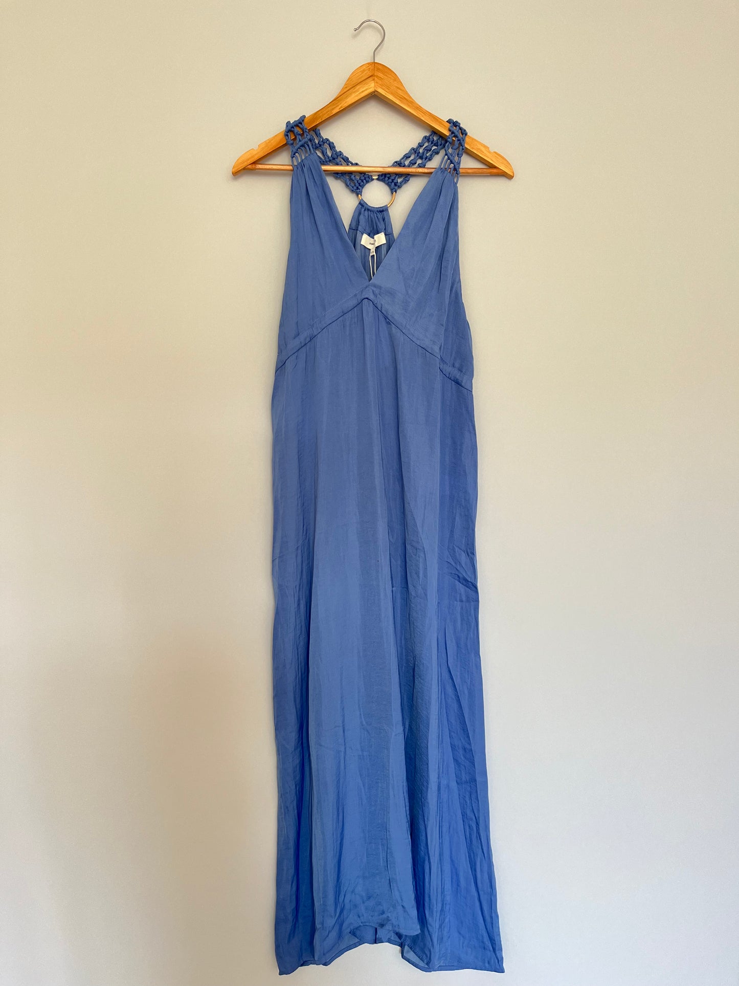 Langes blaues Kleid mit Knüpfträger
