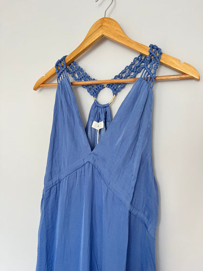 Langes blaues Kleid mit Knüpfträger