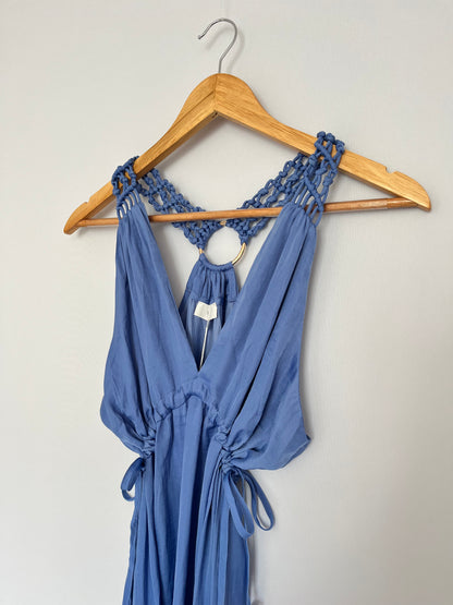 Langes blaues Kleid mit Knüpfträger
