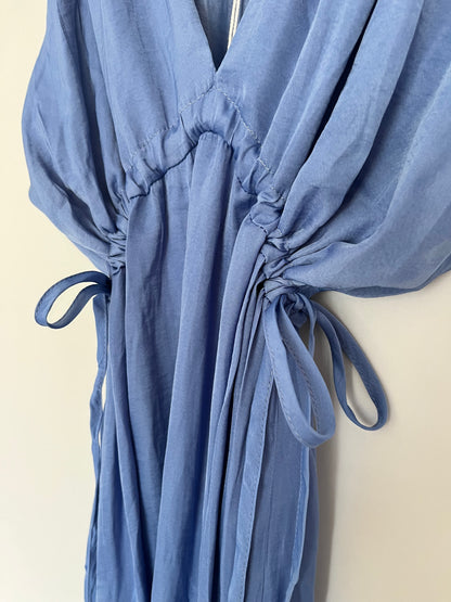 Langes blaues Kleid mit Knüpfträger