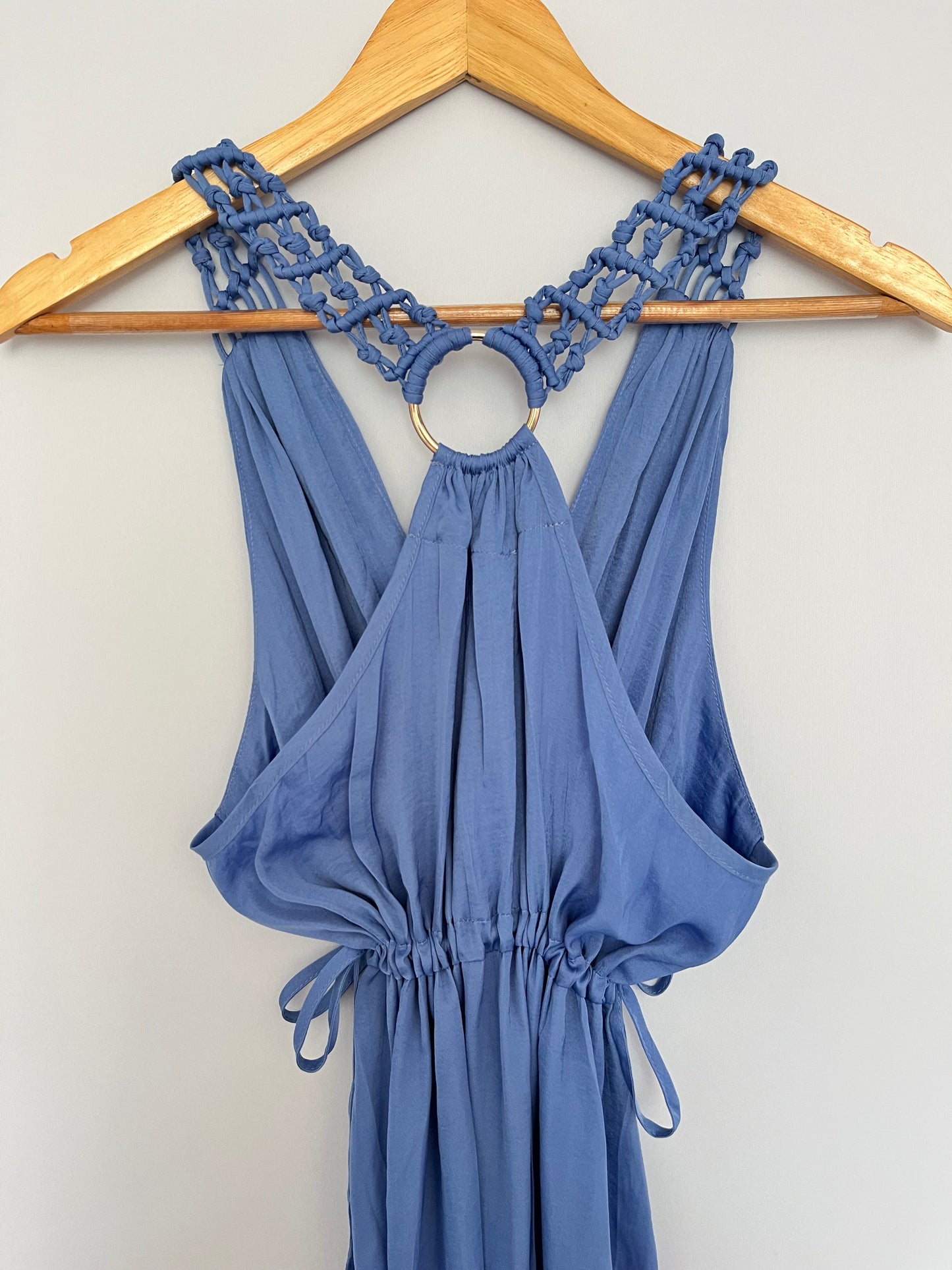 Langes blaues Kleid mit Knüpfträger
