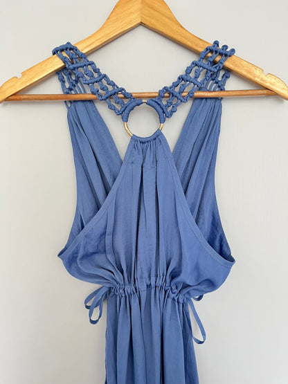 Langes blaues Kleid mit Knüpfträger