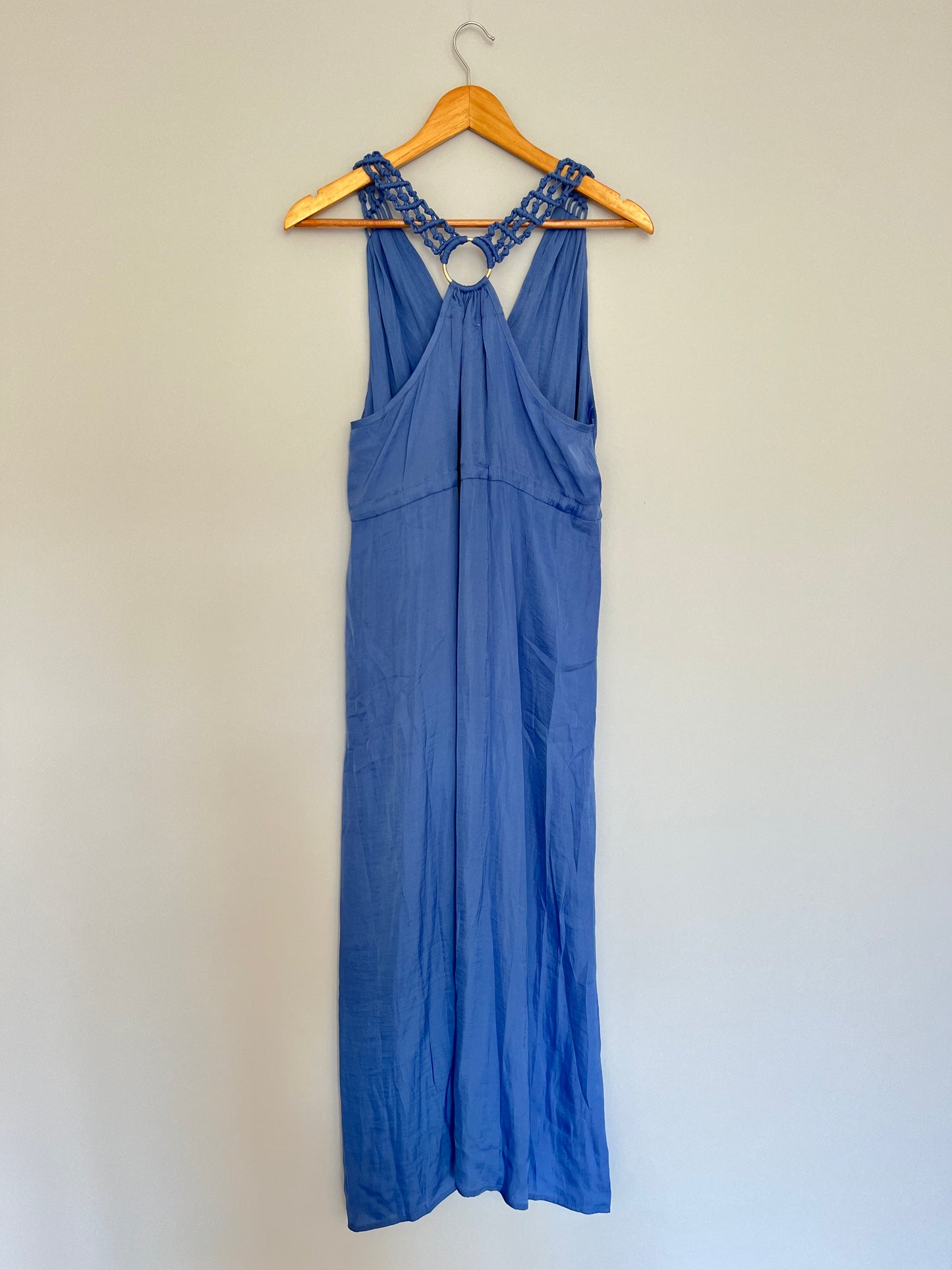 Langes blaues Kleid mit Knüpfträger