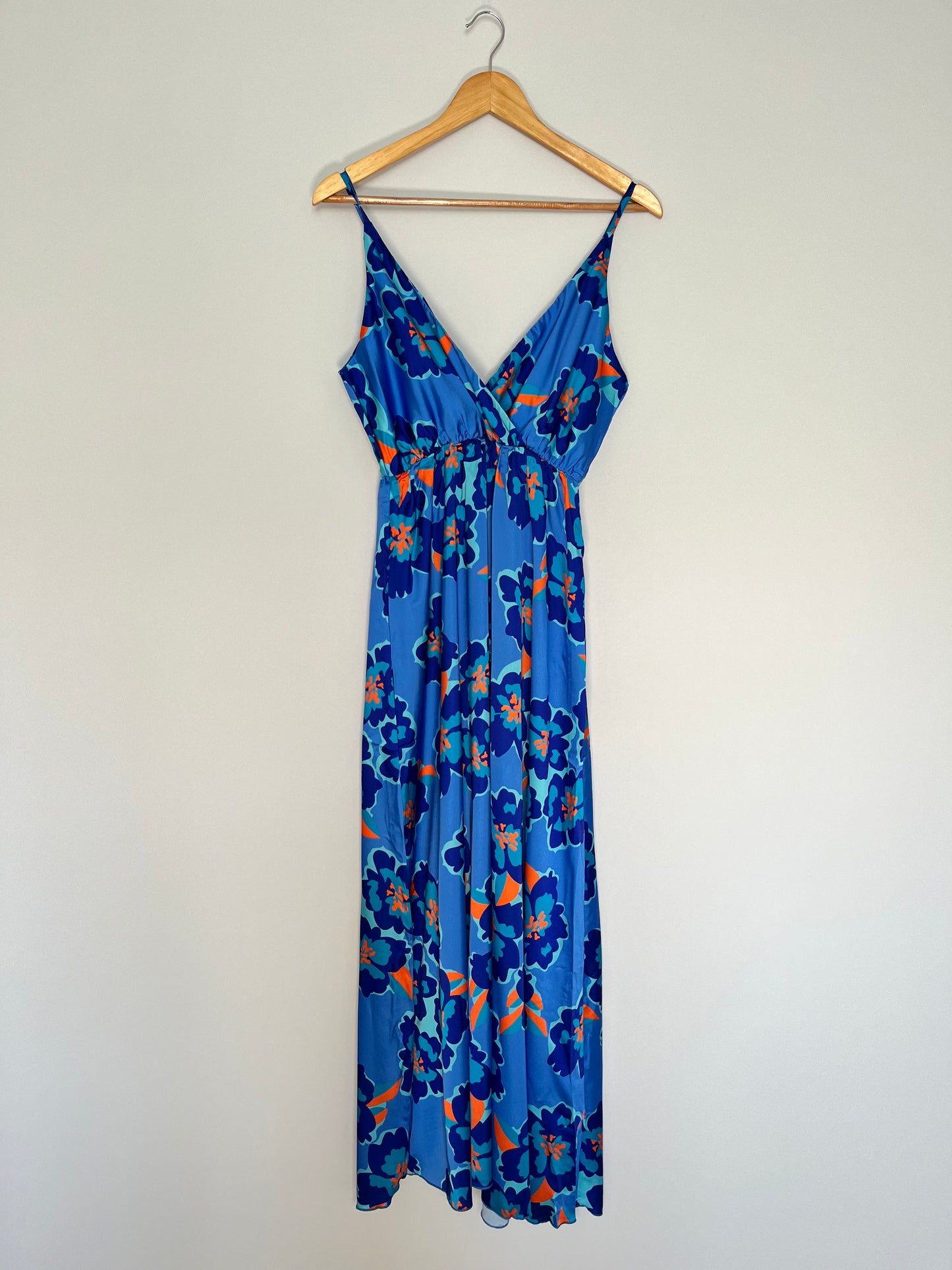 Langes blaues Kleid mit Blumenmuster