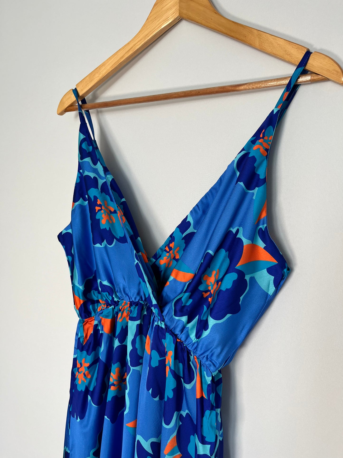 Langes blaues Kleid mit Blumenmuster