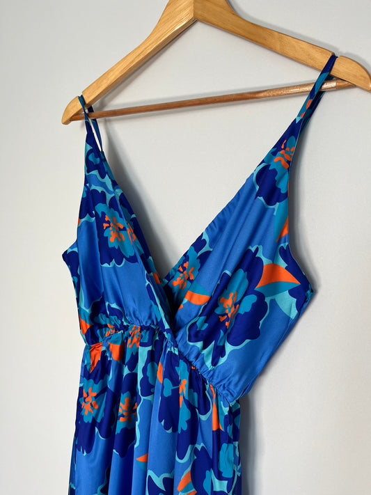 Langes blaues Kleid mit Blumenmuster