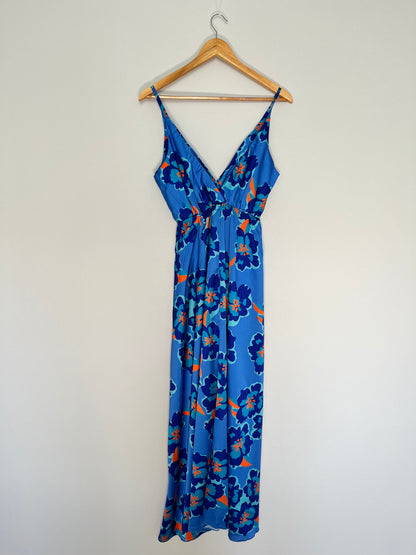 Langes blaues Kleid mit Blumenmuster