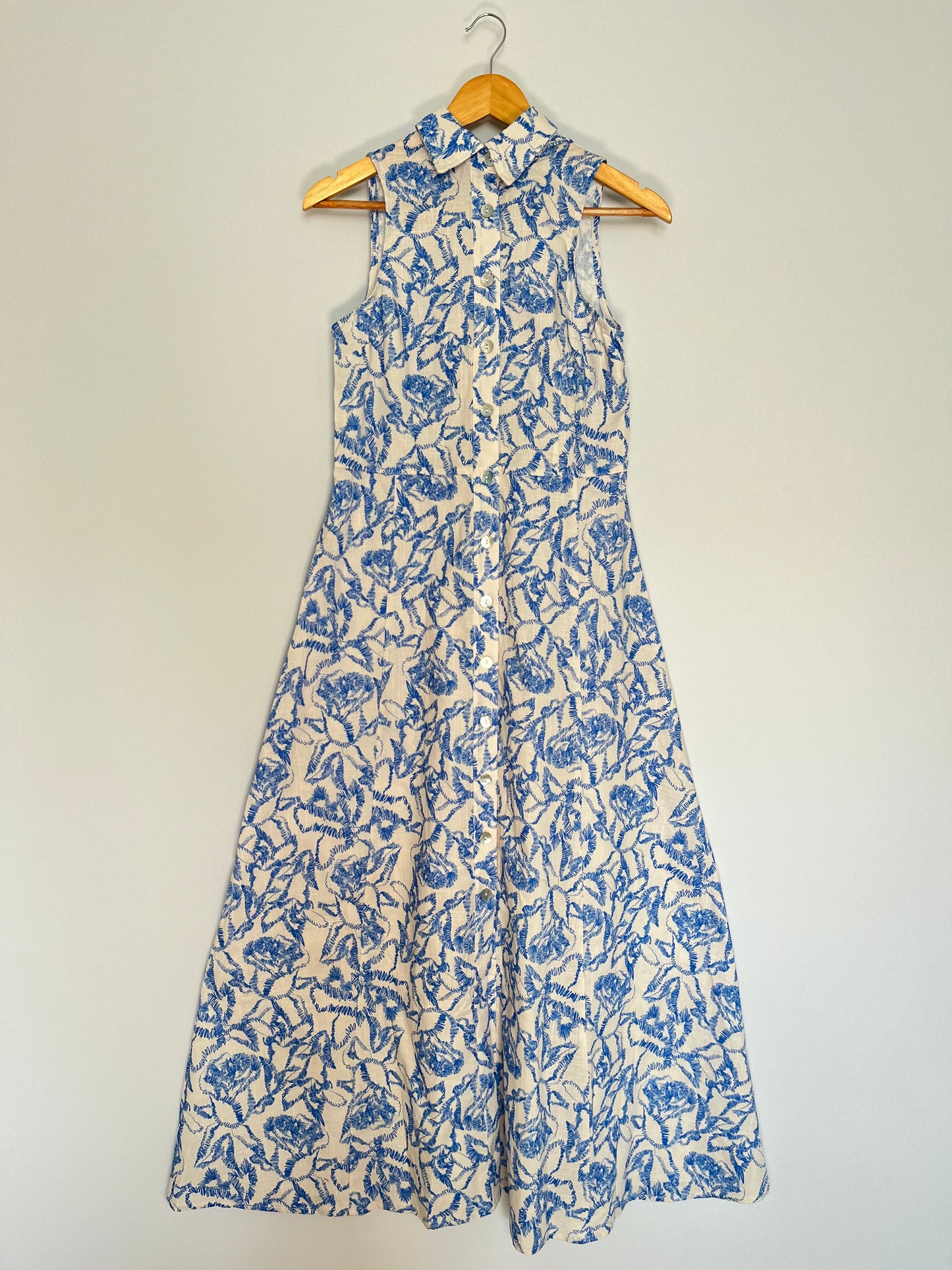 Blau-weißes Kleid mit Blumenmuster