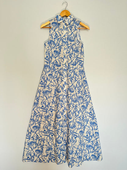 Blau-weißes Kleid mit Blumenmuster