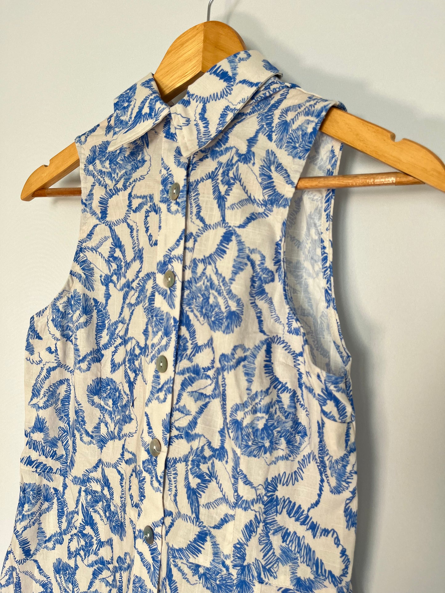Blau-weißes Kleid mit Blumenmuster