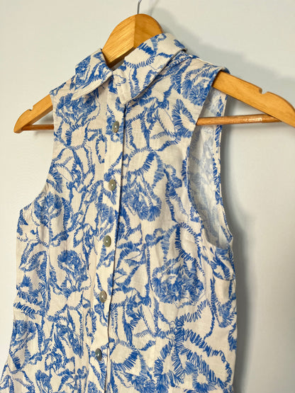 Blau-weißes Kleid mit Blumenmuster