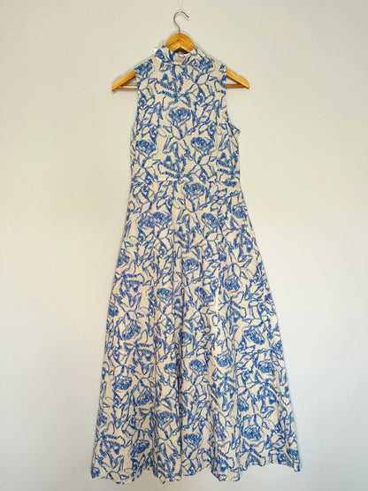 Blau-weißes Kleid mit Blumenmuster