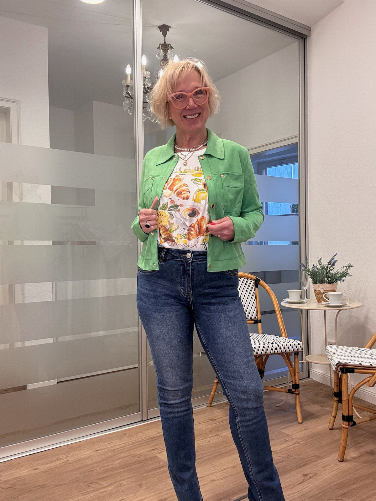 Grüne Stoffjacke Damen mit frölichem T-Shirt