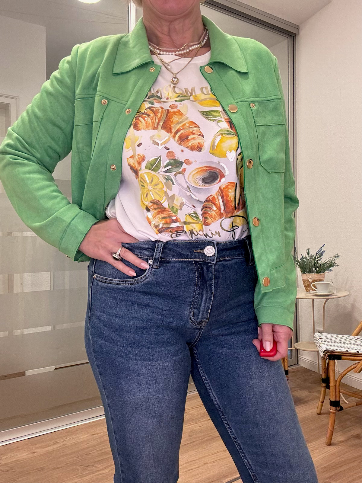 Grüne Stoffjacke Damen mit fröhlichem T-Shirt