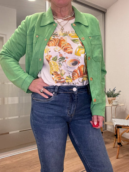 Grüne Stoffjacke Damen mit fröhlichem T-Shirt