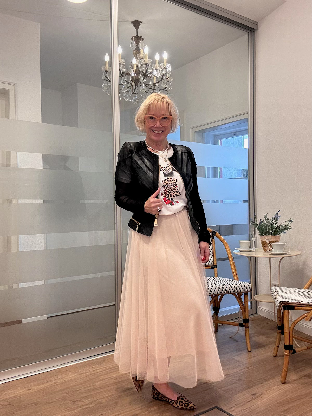 Damen Tüllrock mit Minnie Maus T-Shirt und Lederjacke